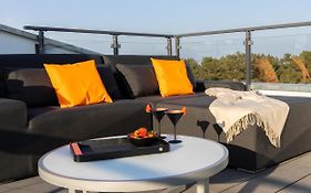 Penthouse mit Dachterrasse, Meerblick, Klimaanlage, Gasgrill, Kamin, Luxus-Design-Apartment, 2 Minuten zum Strand